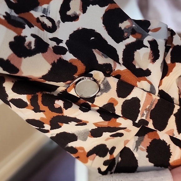 Jules & Leopoldo Leopard Print Fitted Blazer with Pockets. Size XL - Picture 4 of 8